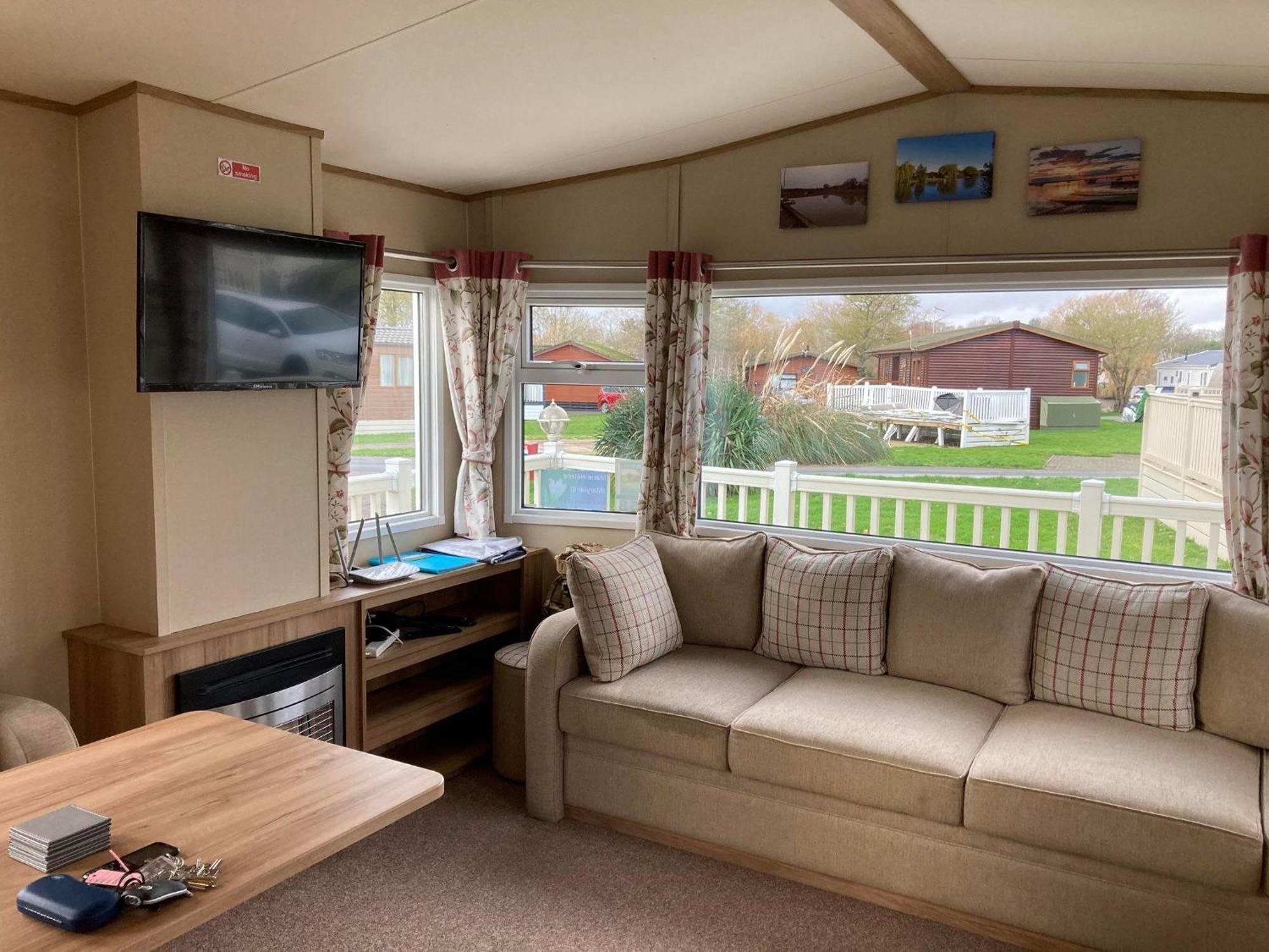 Lovely 6 Berth Caravan With Decking At Carlton Meres In Suffolk Ref 60058M Saxmundham Εξωτερικό φωτογραφία