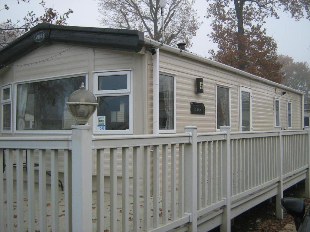 Lovely 6 Berth Caravan With Decking At Carlton Meres In Suffolk Ref 60058M Saxmundham Εξωτερικό φωτογραφία
