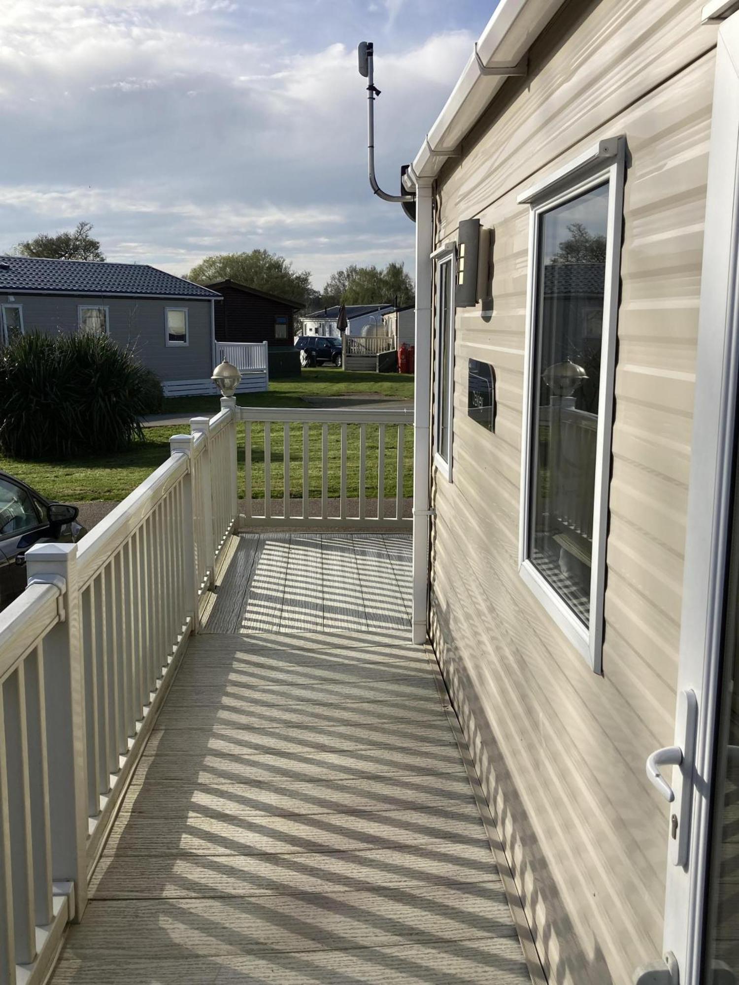 Lovely 6 Berth Caravan With Decking At Carlton Meres In Suffolk Ref 60058M Saxmundham Εξωτερικό φωτογραφία
