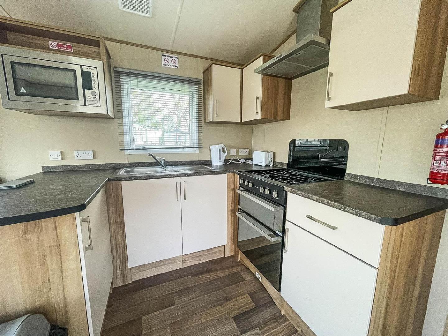Lovely 6 Berth Caravan With Decking At Carlton Meres In Suffolk Ref 60058M Saxmundham Εξωτερικό φωτογραφία