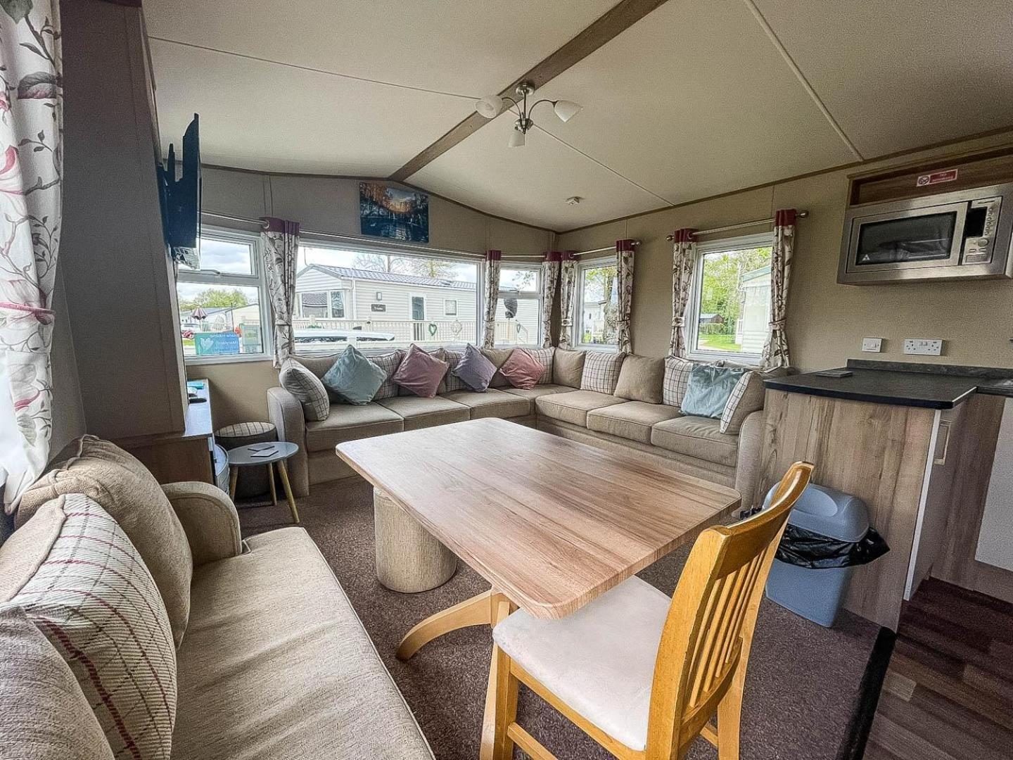Lovely 6 Berth Caravan With Decking At Carlton Meres In Suffolk Ref 60058M Saxmundham Εξωτερικό φωτογραφία