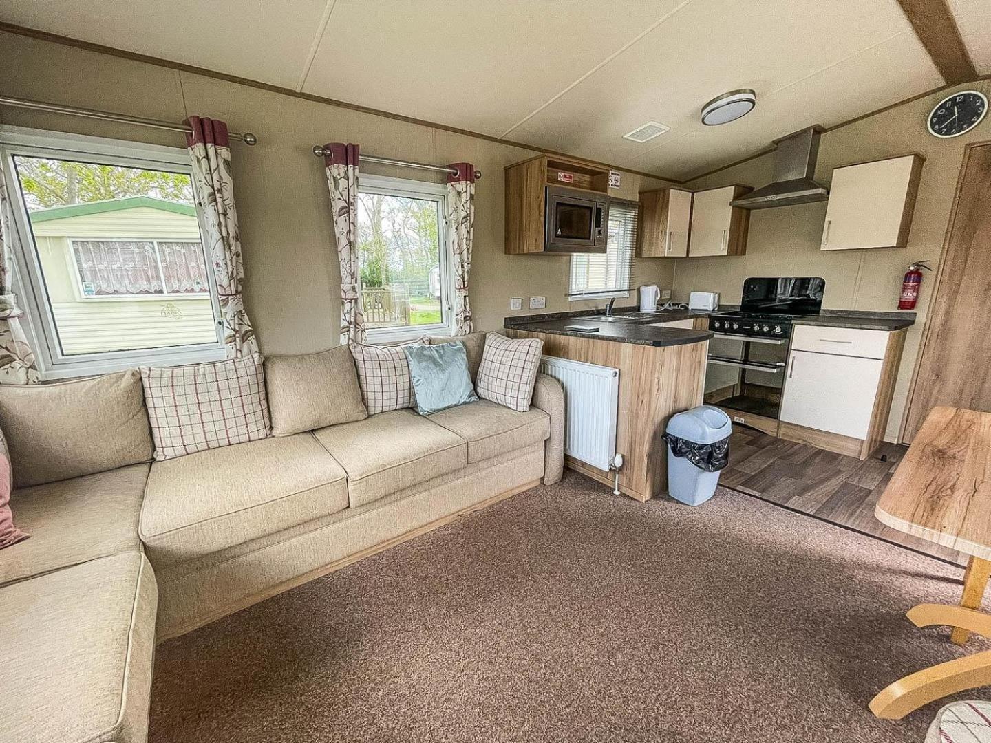 Lovely 6 Berth Caravan With Decking At Carlton Meres In Suffolk Ref 60058M Saxmundham Εξωτερικό φωτογραφία