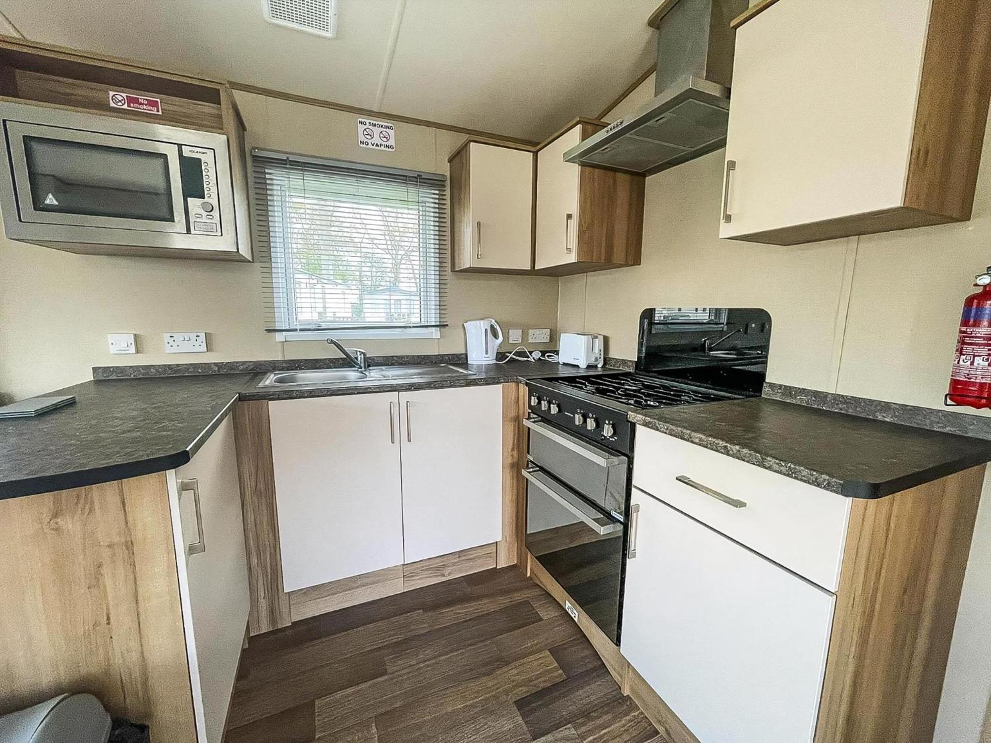 Lovely 6 Berth Caravan With Decking At Carlton Meres In Suffolk Ref 60058M Saxmundham Εξωτερικό φωτογραφία